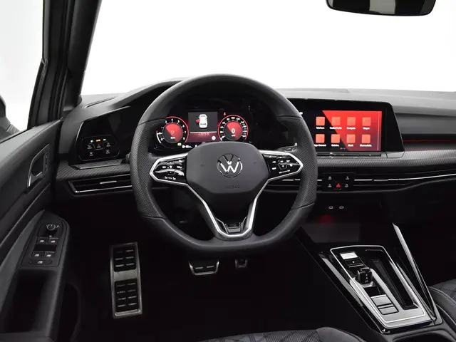 Volkswagen Golf 1.5 eTSI 150pk DSG R-Line 2023 Benzine 4