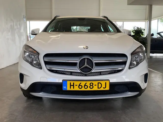 Mercedes-Benz GLA 200 Trekhaak 2015 Benzine 6