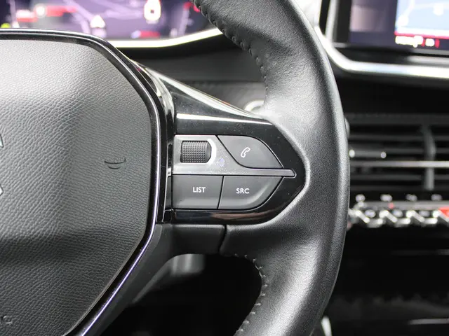 Peugeot 2008 1.2 PureTech Allure 2021 Benzine 18