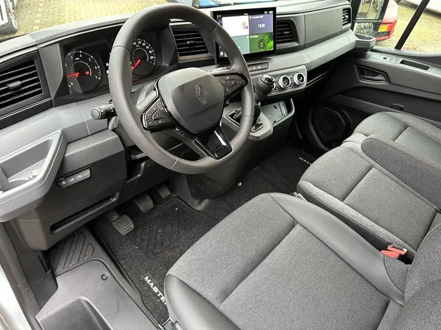 Renault Master T35 2.0 dCi 130 L2H2 Advance 2024 Diesel 12