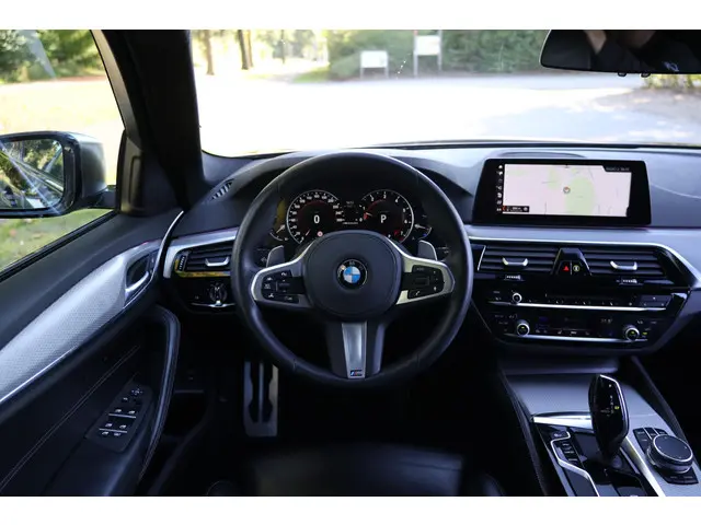 BMW 5 Serie M550i xDrive Executive 2018 Benzine 14