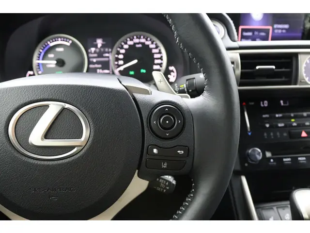 Lexus IS 300h 25th Edition 2013 Hybride Benzine 21