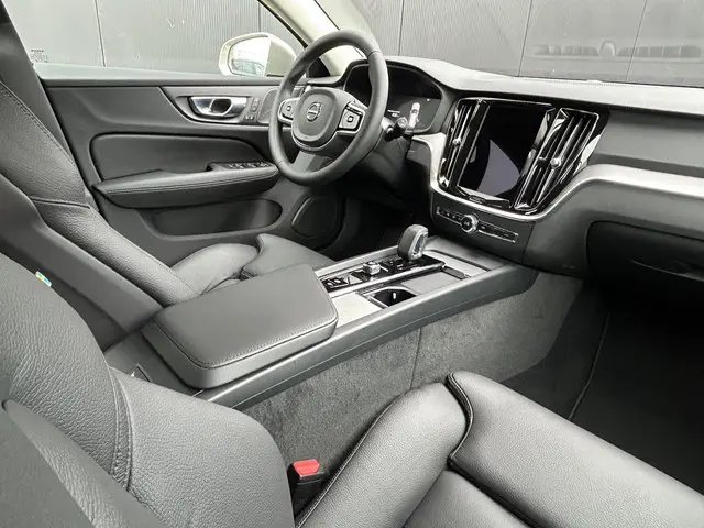 Volvo V60 Cross Country 2.0 B5 AWD Plus 2024 Benzine 4