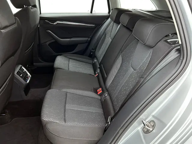Škoda Octavia Combi 1.5 e-TSI DSG Style 2022 Benzine 27