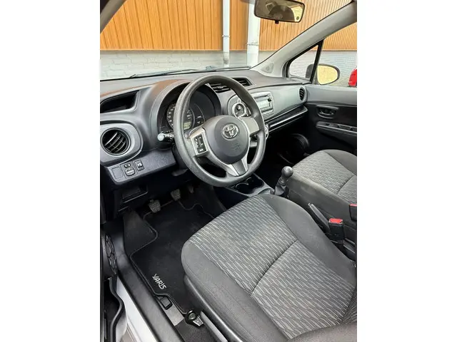 Toyota Yaris 1.0 Vvt-i 5-DRS 2014 Grijs 2014 Benzine 9