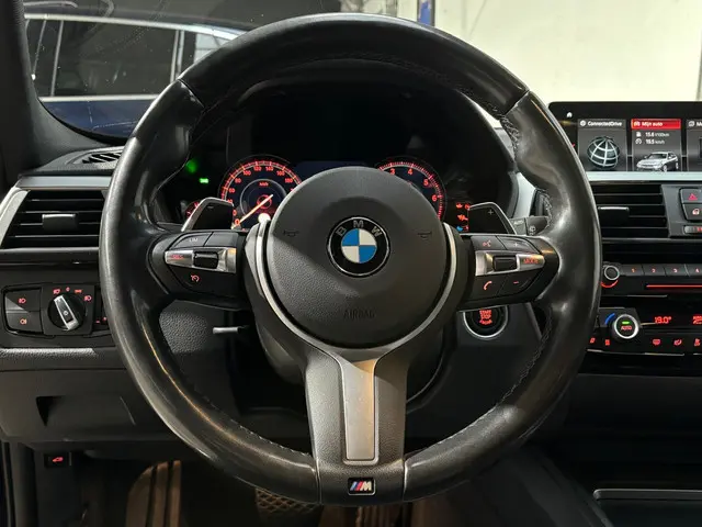 BMW 3 Serie Touring 320i M Sport Edition 2019 Benzine 17