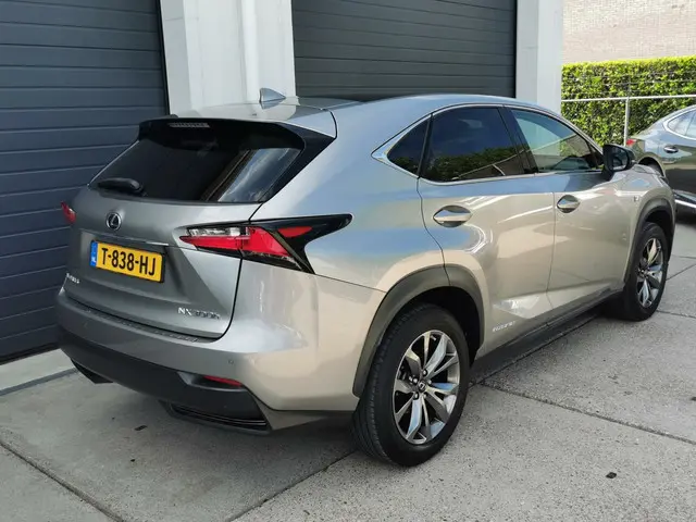 Lexus NX 300h AWD F Sport Line 2015 Hybride Benzine 14