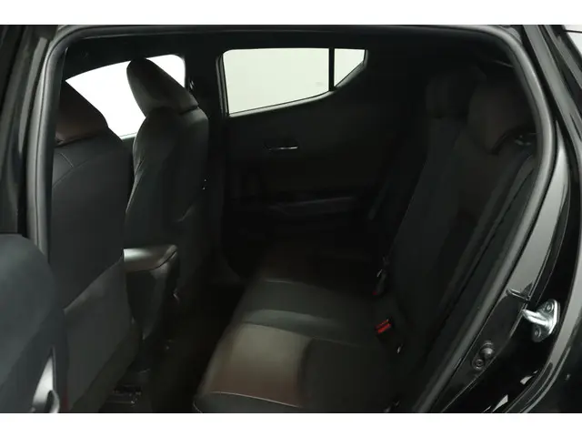 Toyota C-HR 1.8 Hybrid Executive 2017 Hybride Benzine 17