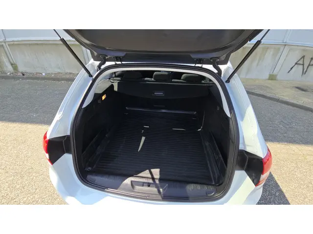 Peugeot 308 SW 1.2 PureTech Blue Lion 2017 Benzine 33