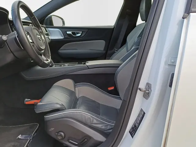 Volvo V60 2.0 T8 AWD R-Design 2019 Hybride Benzine 26