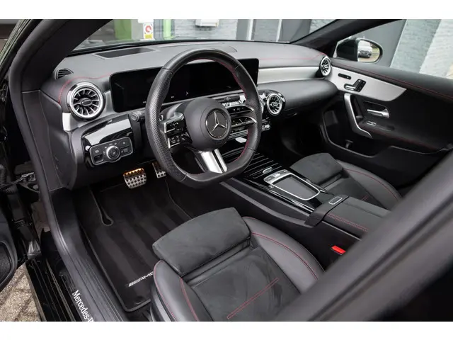 Mercedes-Benz CLA 180 AMG Line 2024 Benzine 11
