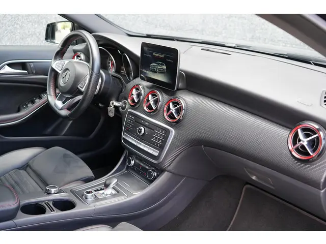 Mercedes-Benz A-Klasse AMG 45 4MATIC 2016 Benzine 32