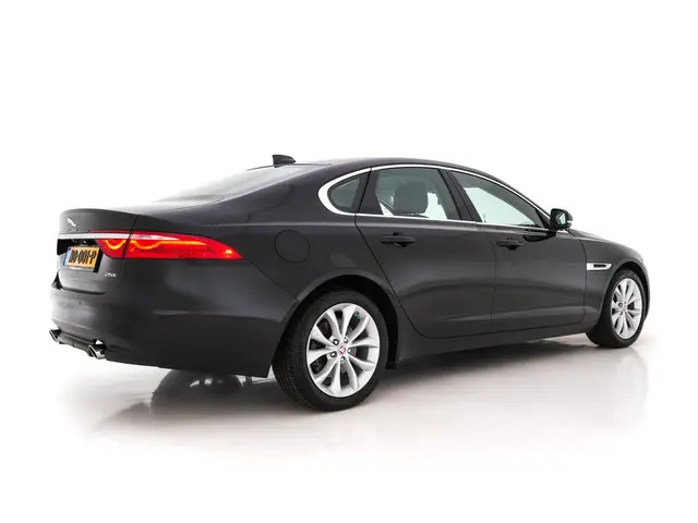 Jaguar XF 2.0 Portfolio 2017 Benzine 6