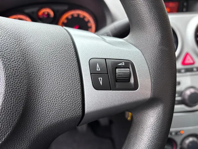 Opel Corsa 1.2-16V Cosmo 2014 Benzine 24