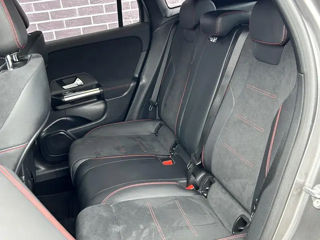Mercedes-Benz GLA 250 e AMG Line 2022 Hybride Benzine 13