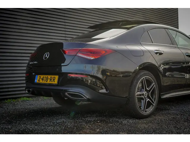 Mercedes-Benz CLA 250 e AMG Line 2023 Hybride Benzine 38