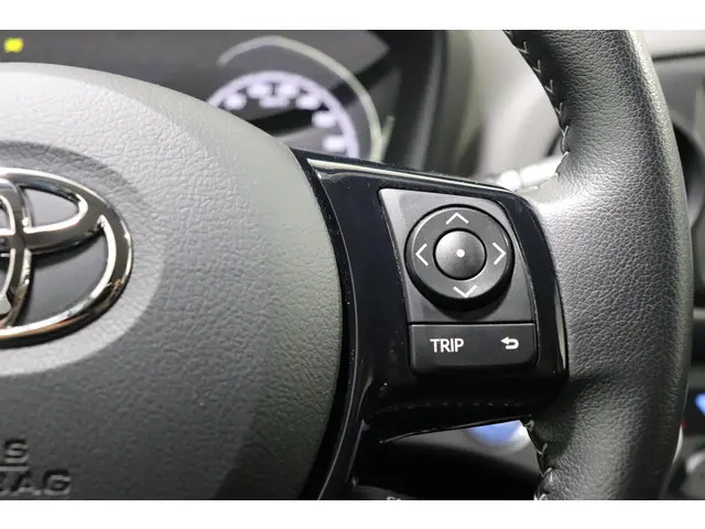 Toyota Yaris 1.5 Hybrid Dynamic, 2020 Hybride Benzine 24