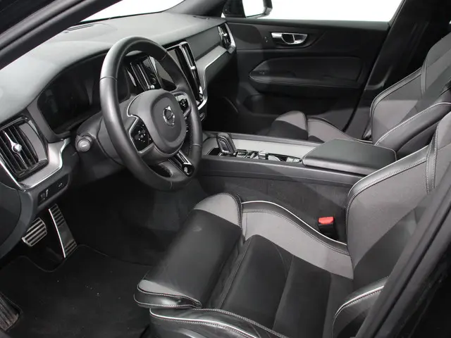 Volvo V60 2.0 B4 R-Design 2022 Benzine 2