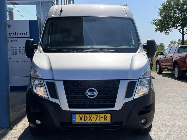 Nissan NV400 2