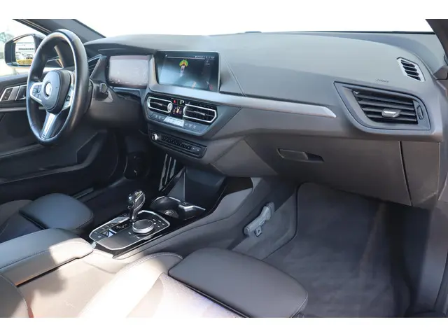 BMW 1 Serie 118i Business Edition 2022 Benzine 9