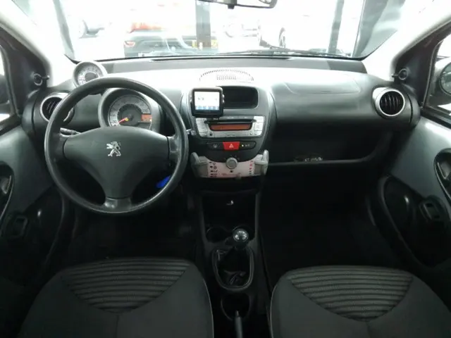 Peugeot 107 1.0 Active 2013 Benzine 6