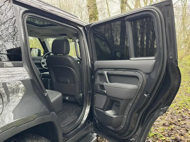 Land Rover Defender 110 P400E 2023 Hybride Benzine 27