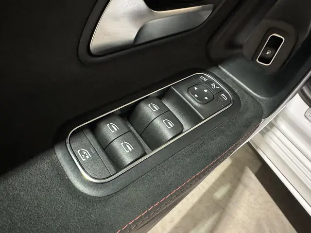 Mercedes-Benz A-Klasse 250 e AMG 2020 Hybride Benzine 22