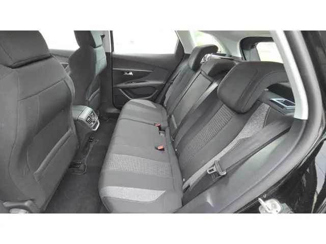 Peugeot 3008 1.2 PureTech Active 2018 Benzine 27