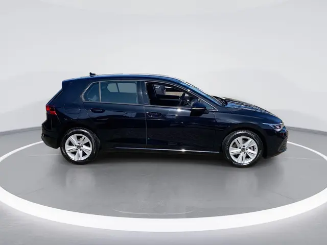 Volkswagen Golf 1.0 eTSI 110pk DSG Life 2024 Benzine 4