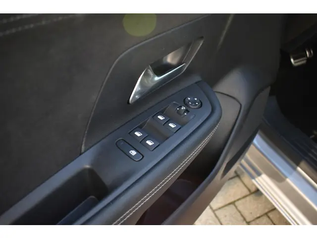 Opel Mokka-e Ultimate 50-kWh 11kw bl. 2022 Elektrisch 24