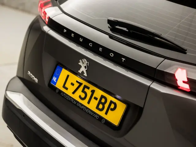 Peugeot 2008 1.2 PureTech Sport 2021 Benzine 26