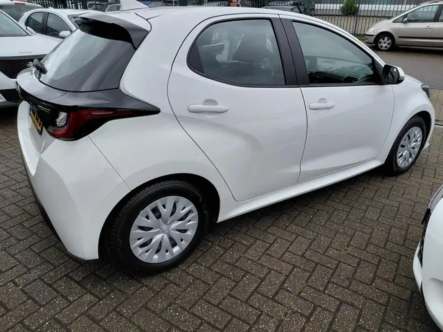 Toyota Yaris 1.5 Hybrid Active 2022 Hybride Benzine 11
