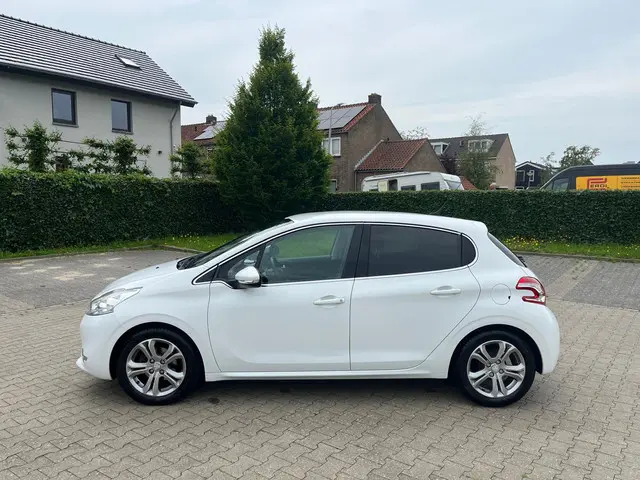 Peugeot 208 1.2 VTi Allure 2013 Benzine 11