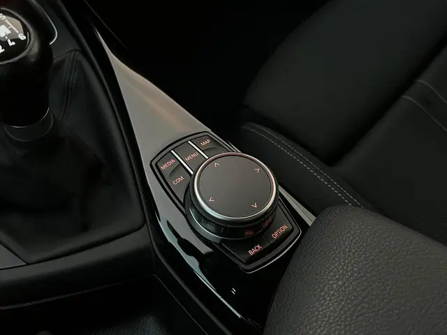 BMW 1 Serie 118i Sport Line Edition 2019 Benzine 21