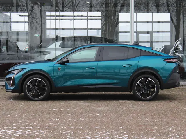 Peugeot 408 HYBRID 145 e-DCS6 GT 2026 Hybride Benzine 9