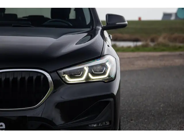 BMW X1 xDrive25e Executive 2021 Hybride Benzine 7