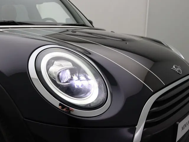 MINI 5-Deurs Cooper 60 Years Edition 2019 Benzine 24