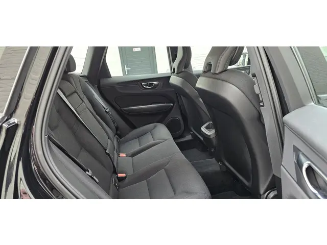 Volvo XC60 2.0 B4 Momentum 2021 Benzine 35