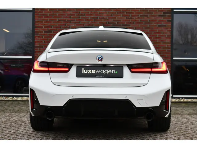 BMW 3 Serie 330 d M-Sport Pro 2023 Diesel 8