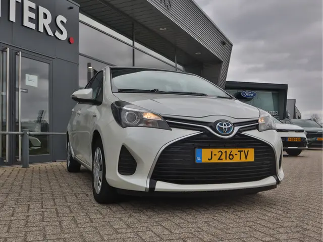 Toyota Yaris 1.5 Hybrid Comfort 2015 Hybride Benzine 4