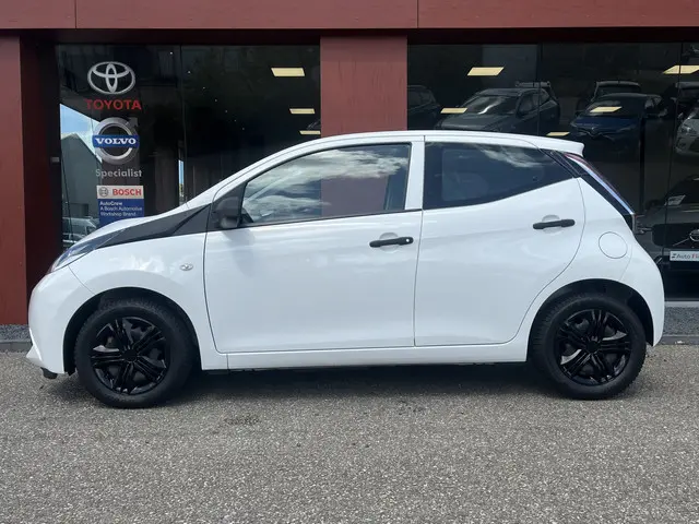 Toyota Aygo 1.0 VVT-i x-fun | Airco | Radio 2017 Benzine