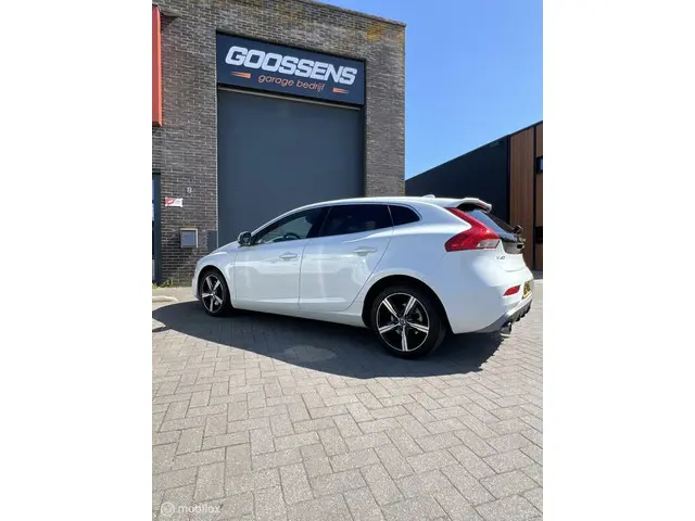 Volvo V40 2.0 T4 R-Design automaat 2017 Benzine 6