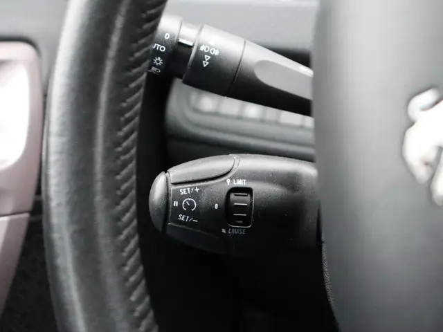 Peugeot 2008 1.6 e-HDi Allure xenon LM navi 2014 Diesel 14