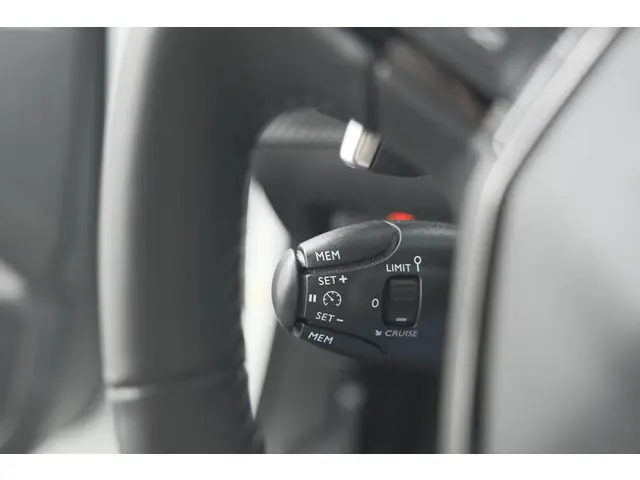 Peugeot 2008 PureTech 130 EAT8 Allure 2023 Benzine 41