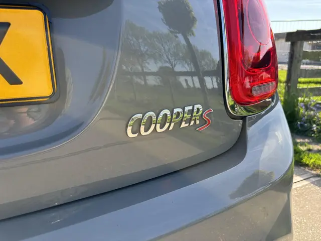 MINI Cooper 2.0 Cooper S Serious Business 2015 Benzine 23