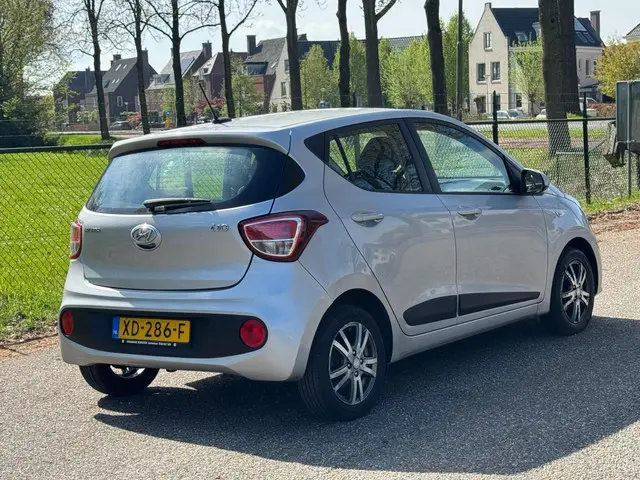 Hyundai i10 1.0i Comfort /Navi/Cruise/Airco/ 2019 Benzine 3