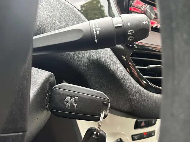 Peugeot 208 1.0 VTi LIKE 2014 Benzine 22