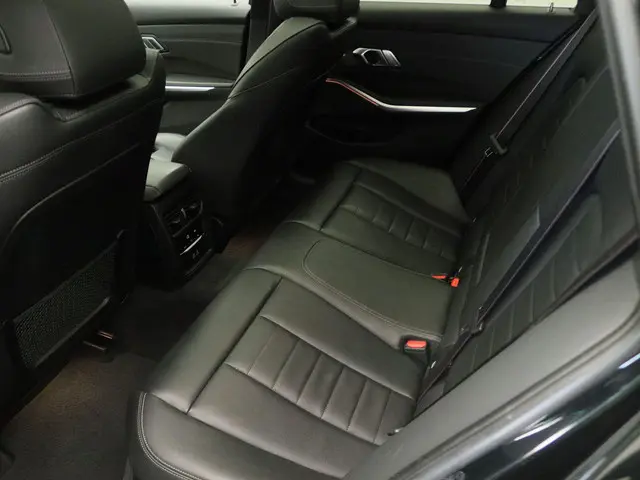 BMW 3 Serie 320i Touring 2020 Benzine 13