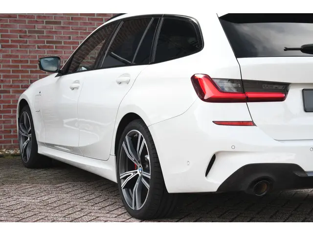 BMW 3 Serie Touring 330e M-Sport 2020 Hybride Benzine 34