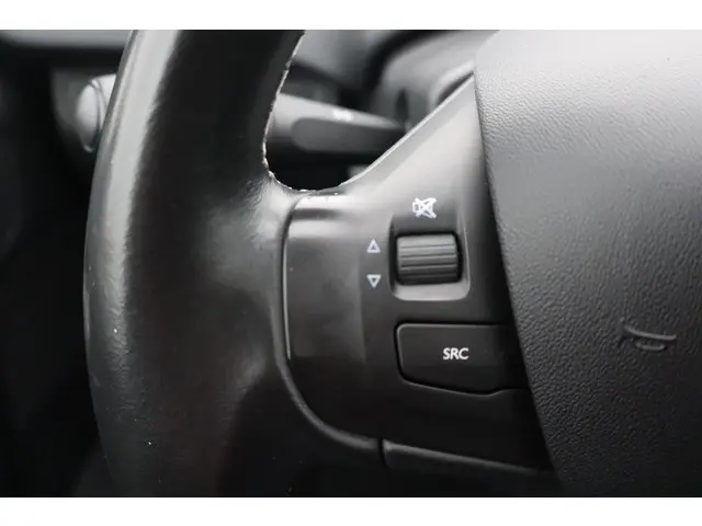 Peugeot 208 1.2 PureTech Allure 2015 Benzine 24